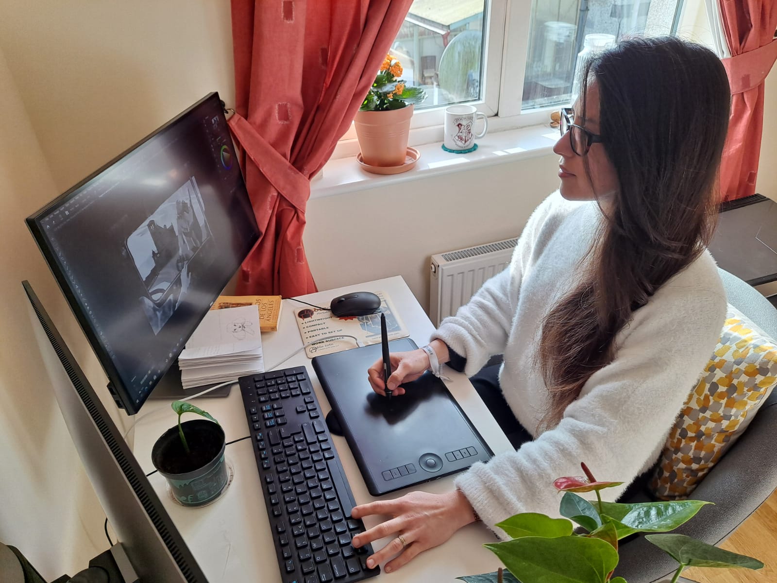 Fabiola Berton a lavoro sulle illustrazioni per il romanzo di Loredana De Vitis "il posto di dio" (Collettiva edizioni indipendenti, collana Orlando)