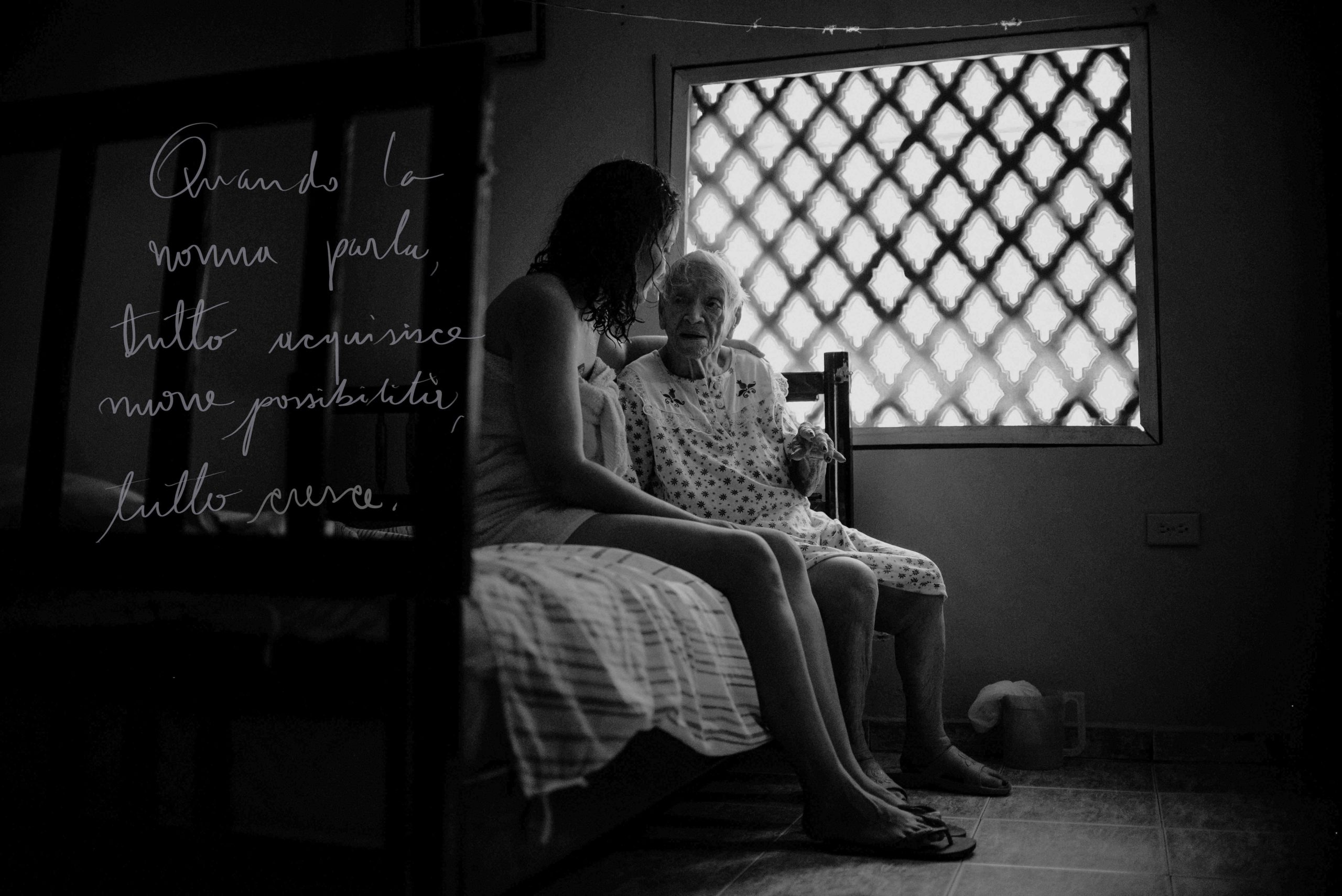 una delle tavole della mostra foto-poetica "we care" della scrittrice Diana Agámez e della fotografa Luisa Machacón